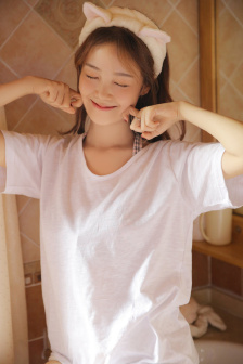 妺妺坐在我腿上勃起弄了视频